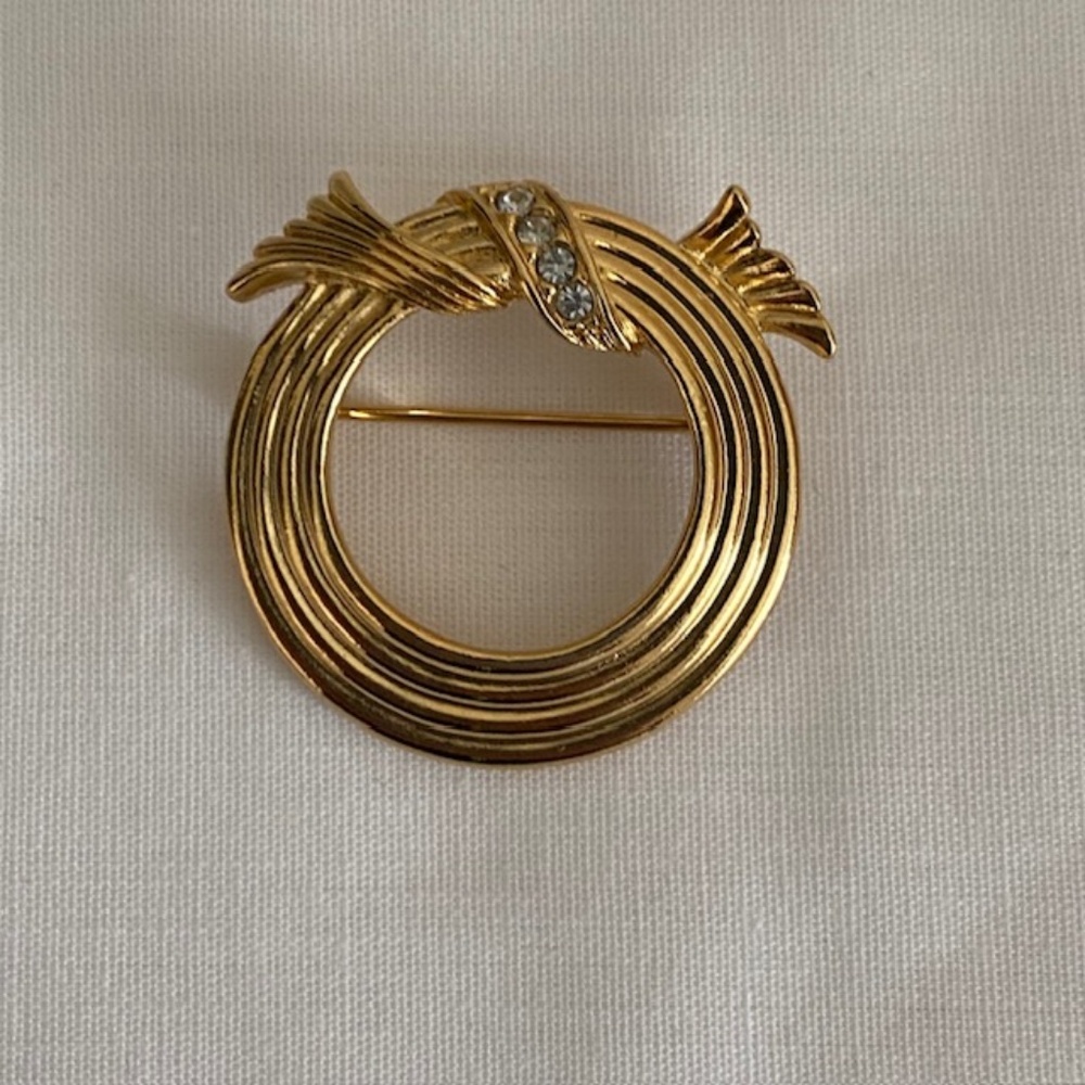 1980's Signed AVON Circle Gold Tone Rhinestones Accents Brooch